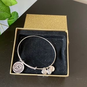 ✨3 for $35✨ “G” Charm Bracelet